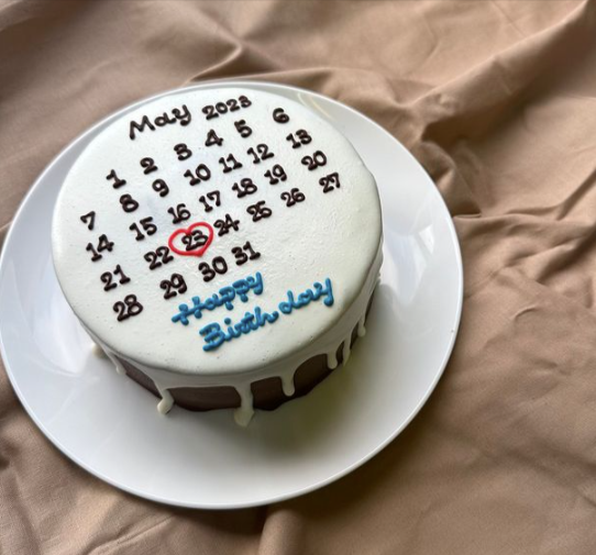 当店人気濃厚チョコがたまらないドリップケーキ、カレンダーVer-（メモラーブル）-Cake-jp-12-28-2025_05_11_PM