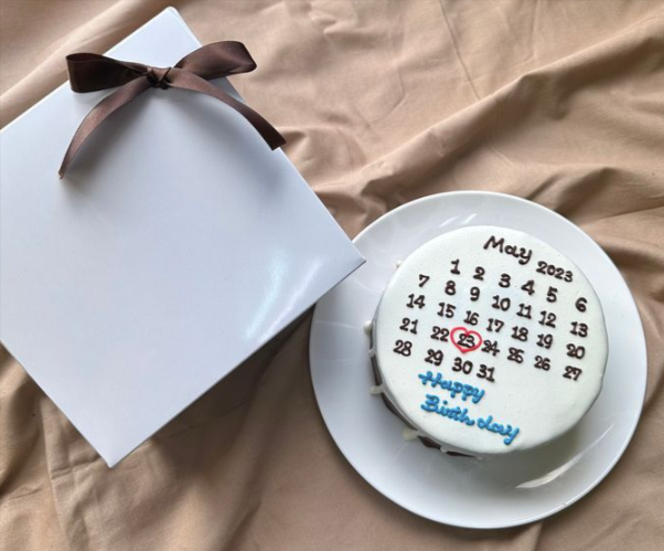 当店人気濃厚チョコがたまらないドリップケーキ、カレンダーVer-（メモラーブル）-Cake-jp-12-28-2025_05_13_PM